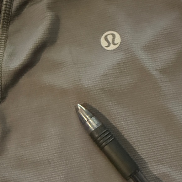 Lululemon Shirt Large. ****Minor Defects. See pictures Read Description***** - Picture 7 of 12